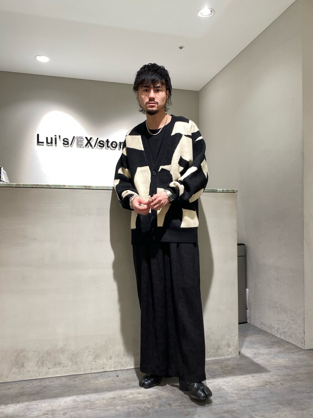 ブラック系のカーディガン/ボレロ、ブラック系のその他パンツを着用したメンズの秋コーディネートの2枚目の写真