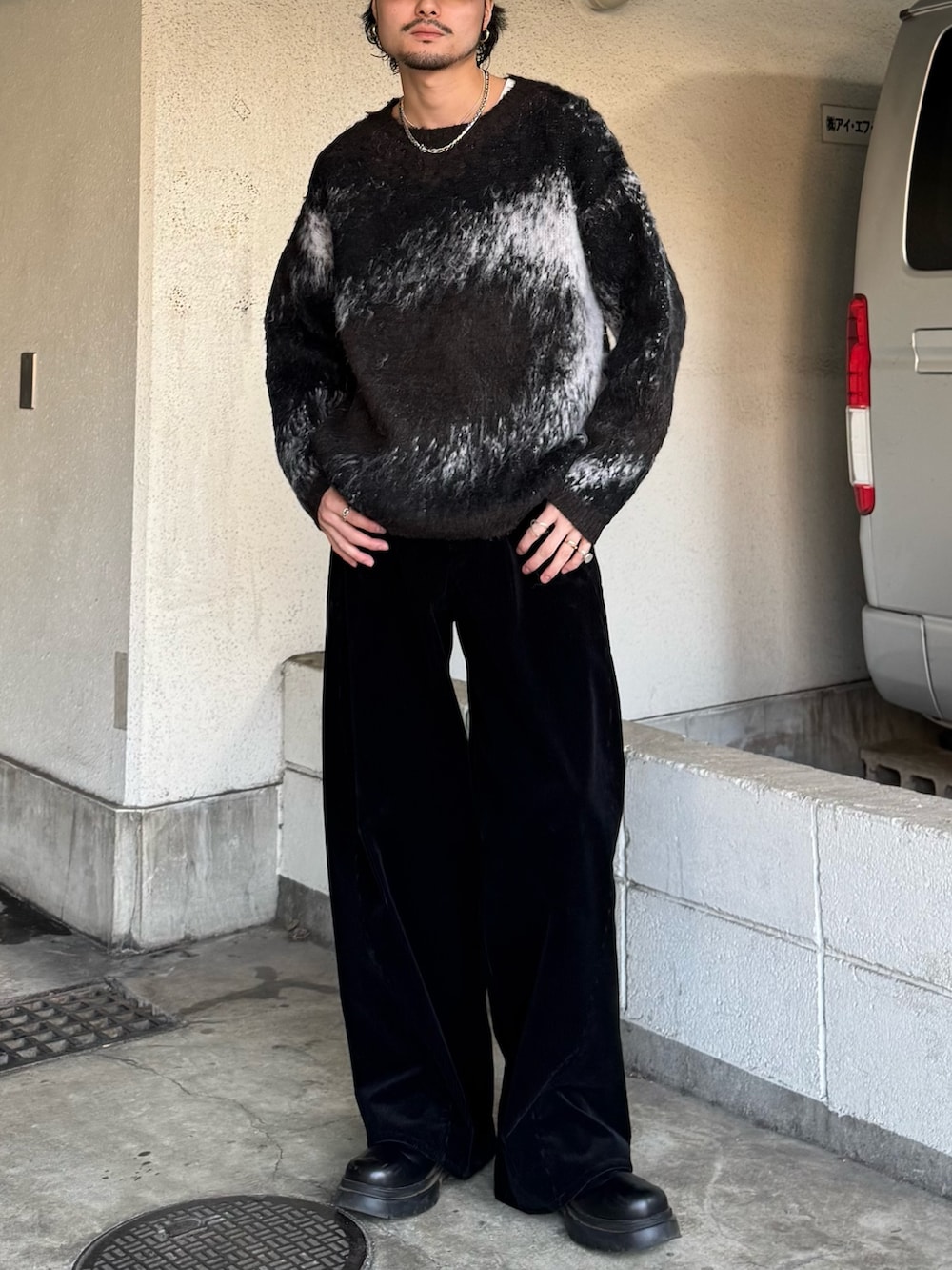 ブラック系のニット/セーター、ブラック系のブーツ、ブラック系のその他パンツを着用したメンズの秋コーディネートの3枚目の写真