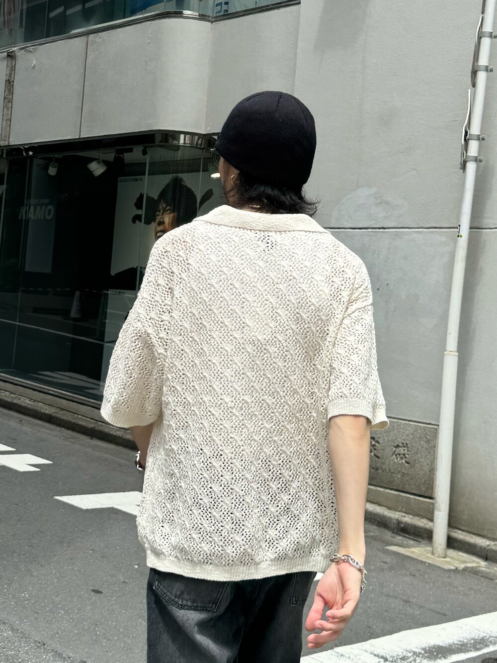 ホワイト系のニット/セーター、ブラック系のデニムパンツ、ブラック系のその他小物を着用したメンズの夏コーディネートの4枚目の写真