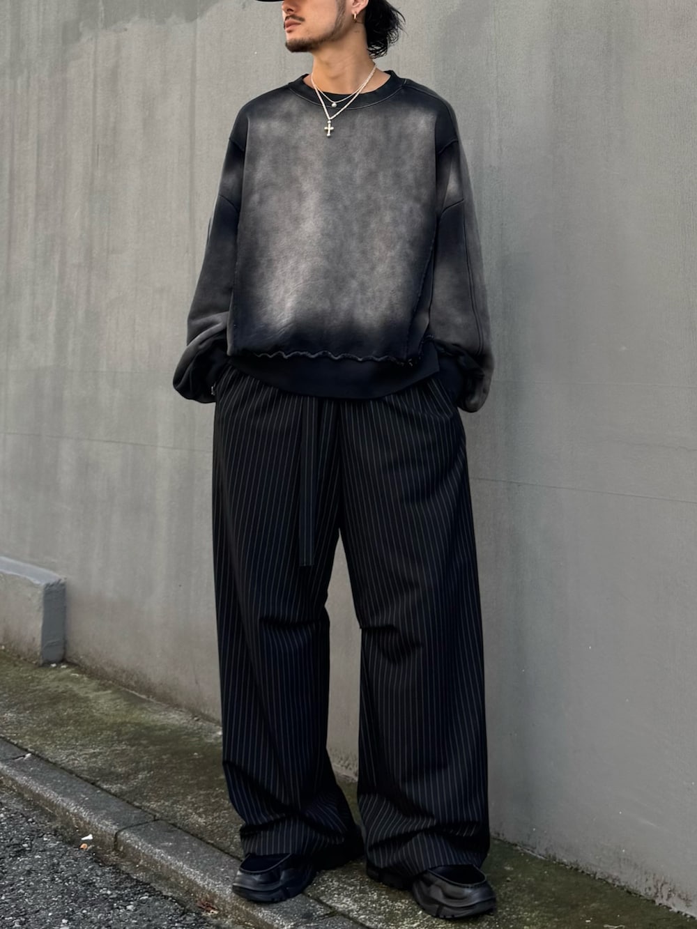 ブラック系のスウェット、ブラック系のその他パンツ、ブラック系のローファーを着用したメンズの秋コーディネートの3枚目の写真