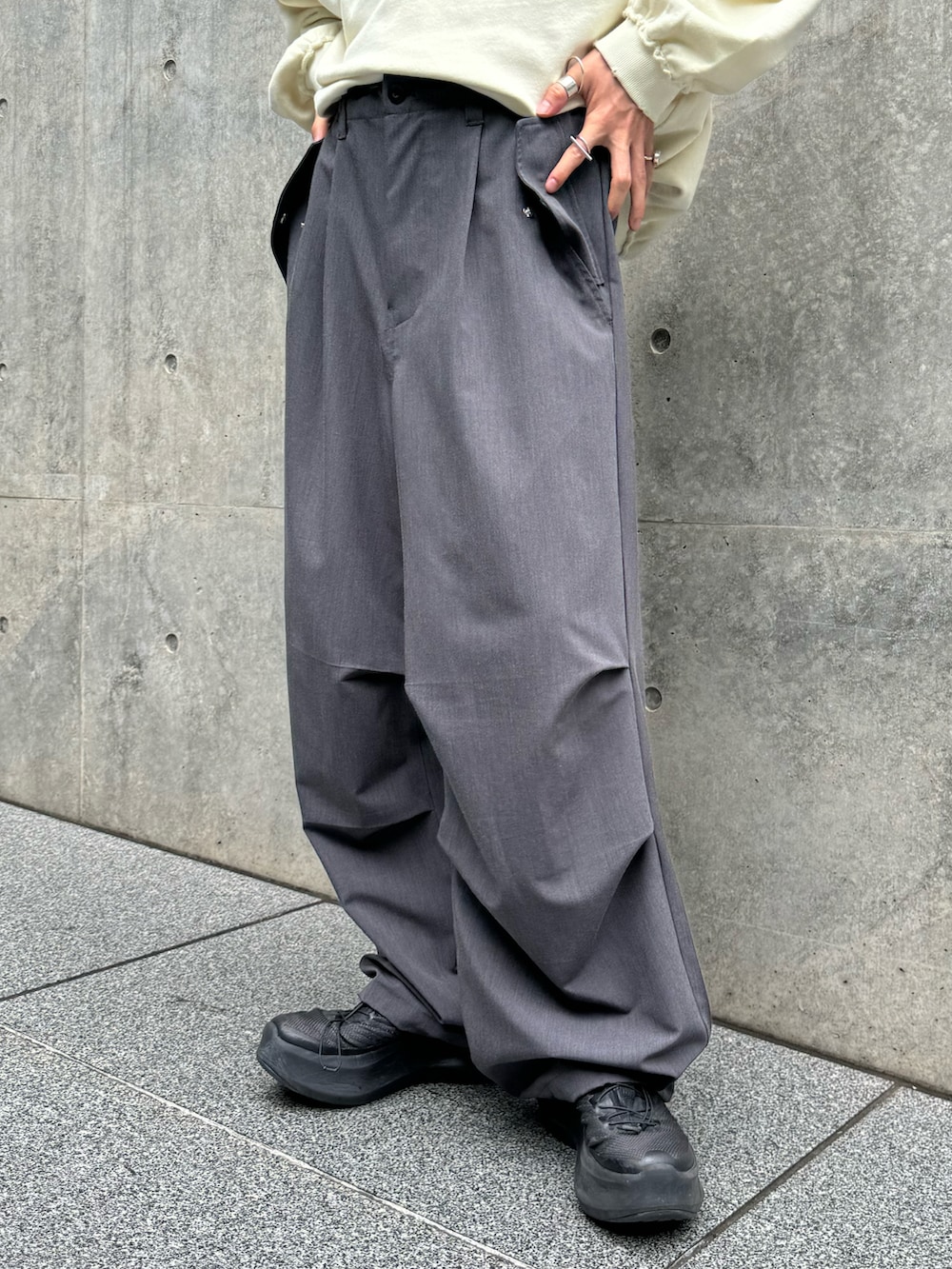 ホワイト系のTシャツ/カットソー、グレー系のその他パンツ、ブラック系のサングラスを着用したメンズの夏コーディネートの4枚目の写真