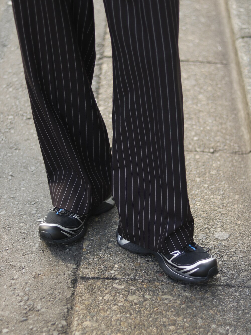 ブラック系のブルゾン、ブラック系のその他パンツを着用したメンズの冬コーディネートの5枚目の写真