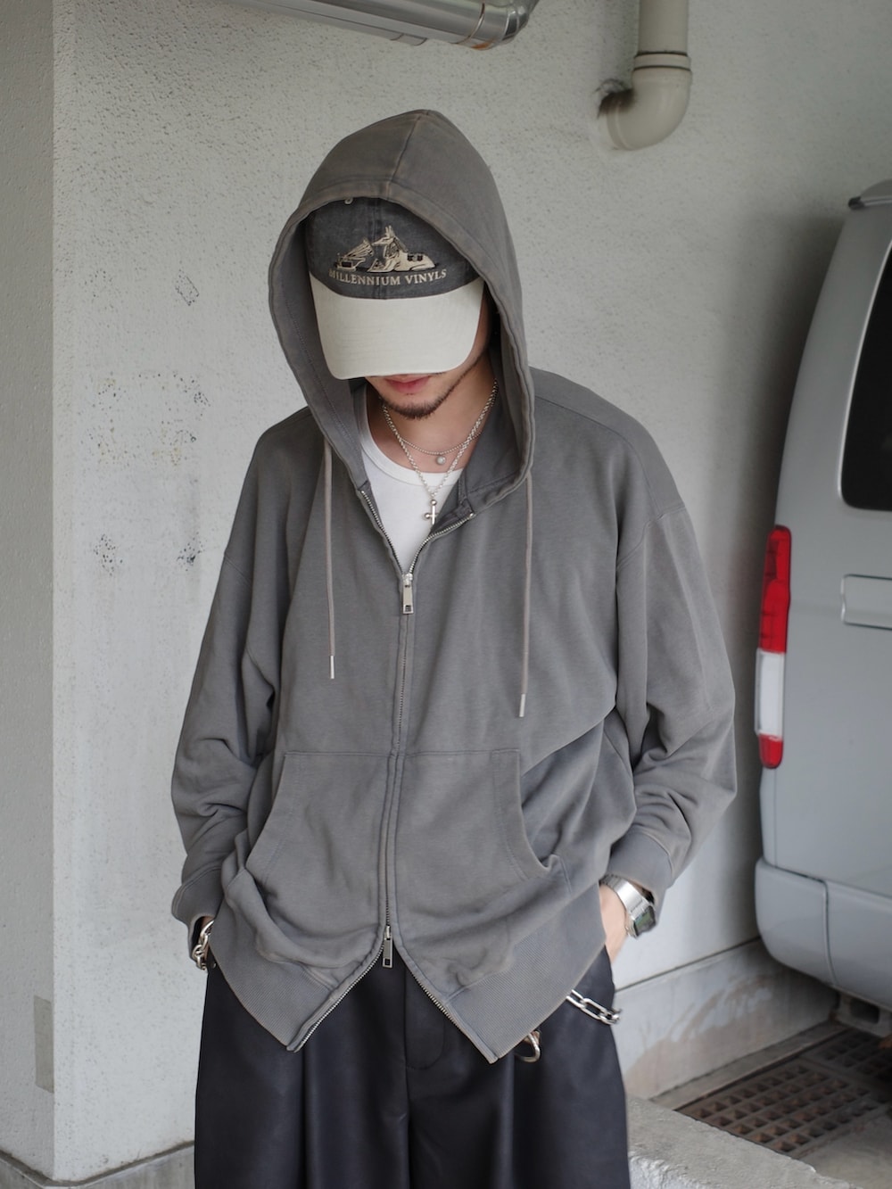 グレー系のパーカー、ブラック系のその他パンツを着用したメンズの秋コーディネートの5枚目の写真