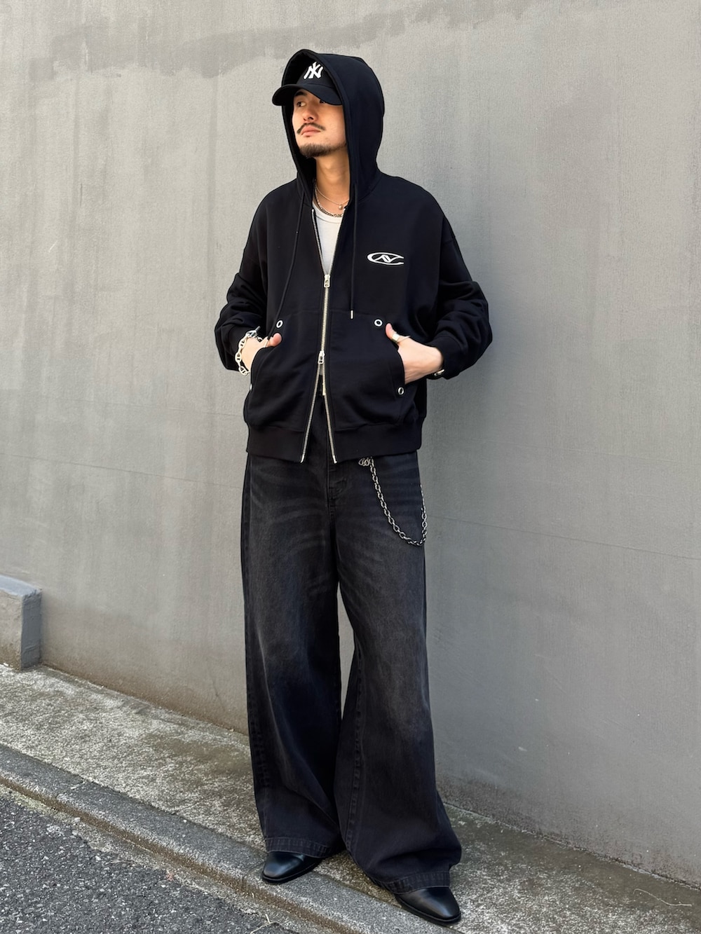 ブラック系のパーカー、ホワイト系のタンクトップ、ブラック系のその他シューズを着用したメンズの春コーディネートの2枚目の写真