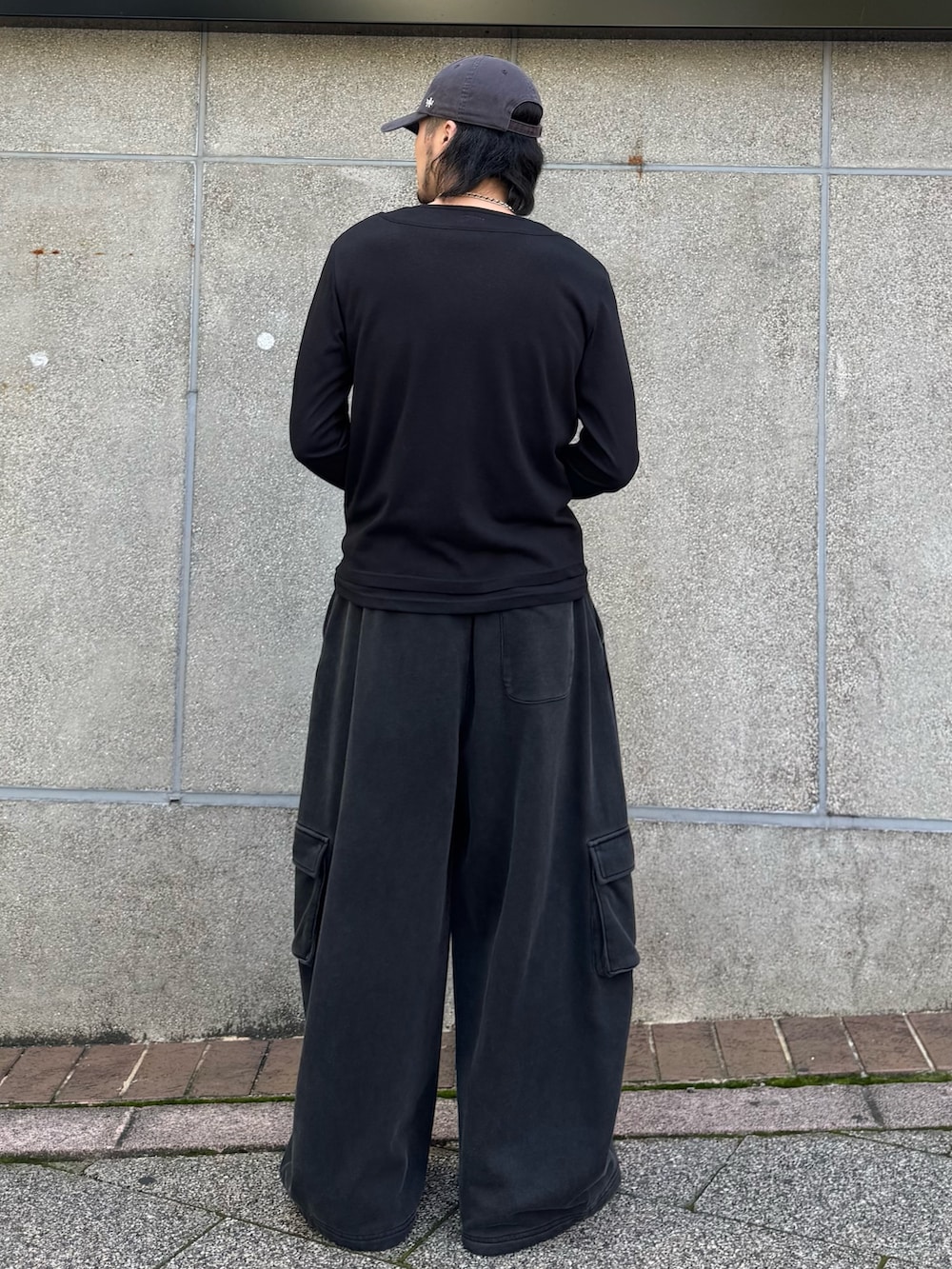 ブラック系のTシャツ/カットソー、ブラック系のスウェットパンツを着用したメンズの秋コーディネートの4枚目の写真