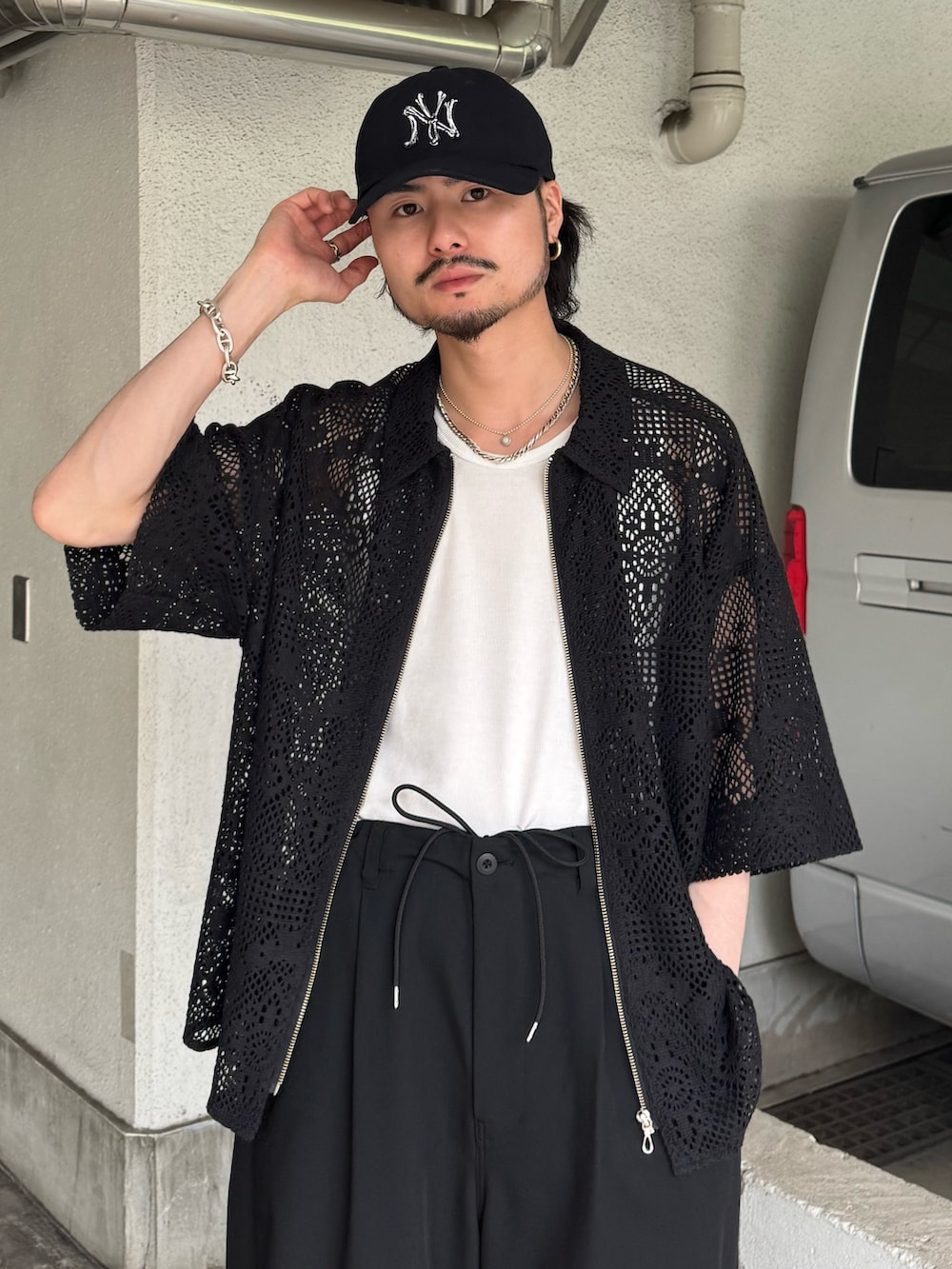 ブラック系のその他パンツ、ブラック系のローファー、ブラック系のシャツ/ブラウスを着用したメンズの春コーディネートの3枚目の写真