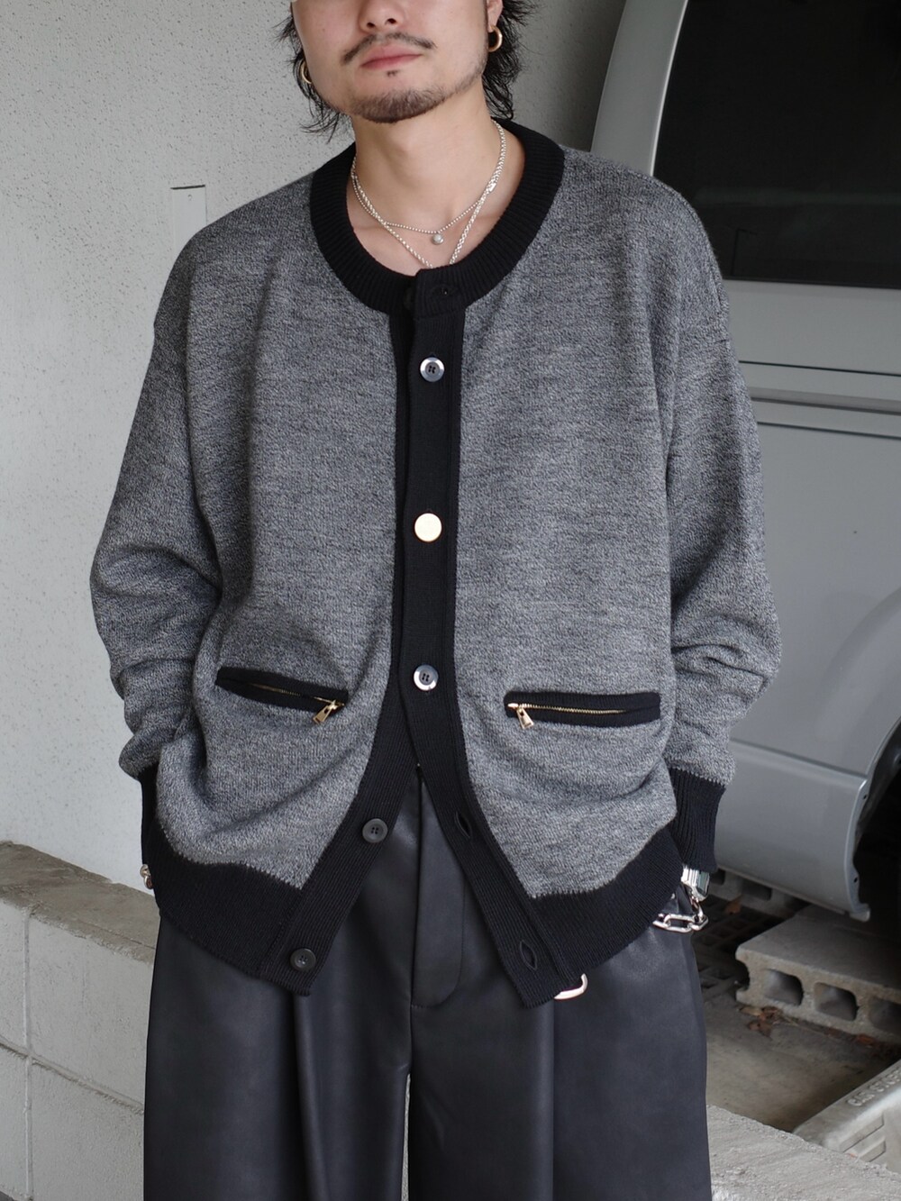 グレー系のカーディガン/ボレロ、ブラック系のその他パンツを着用したメンズの秋コーディネートの4枚目の写真