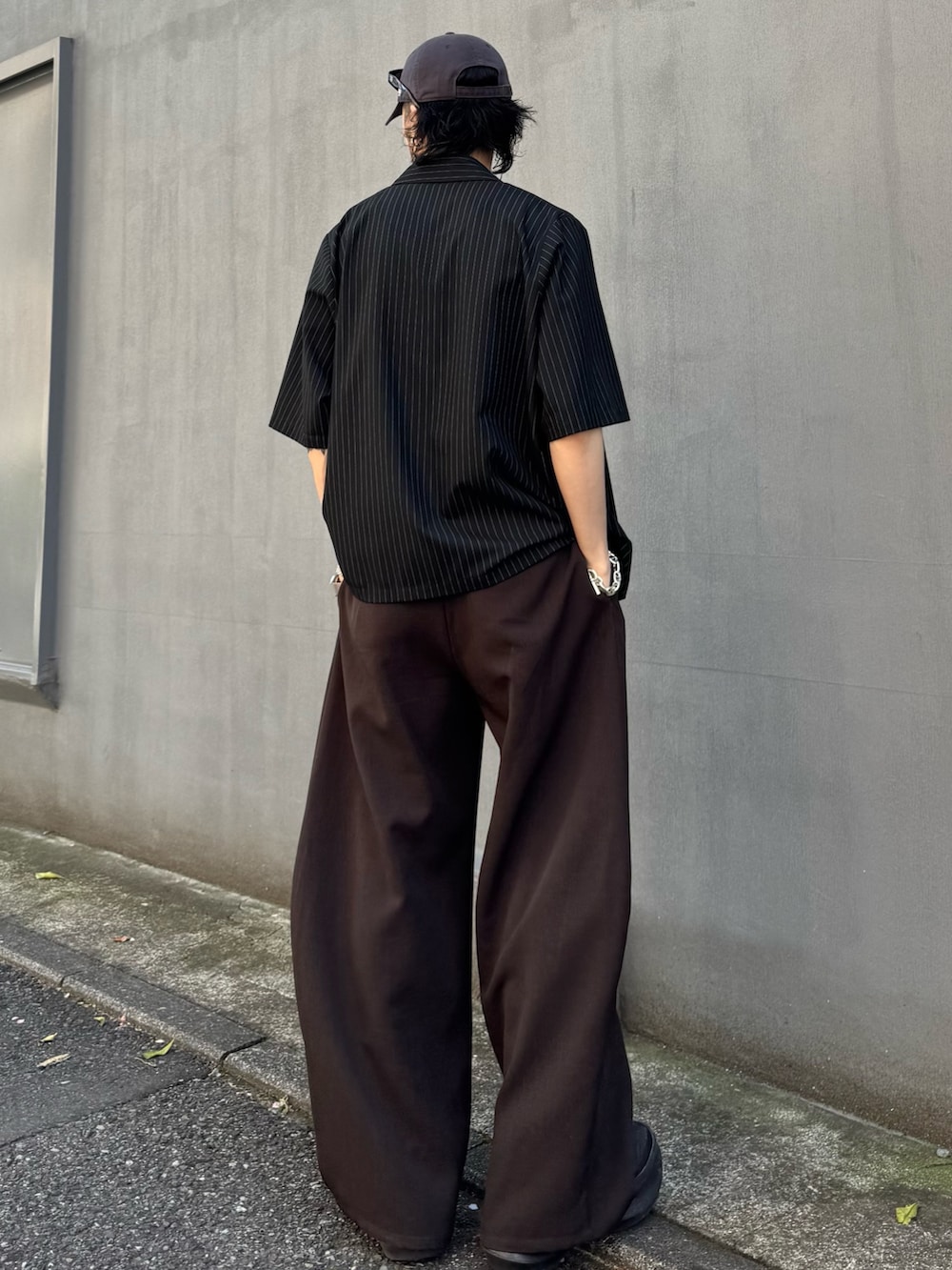 ブラック系のシャツ/ブラウス、グレー系のスラックスを着用したメンズの春コーディネートの3枚目の写真