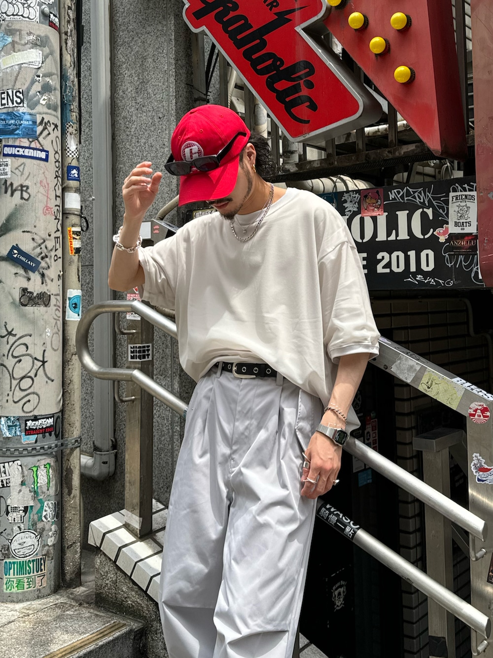 グレー系のTシャツ/カットソー、グレー系のその他パンツ、ブラック系のサングラスを着用したメンズの夏コーディネートの3枚目の写真