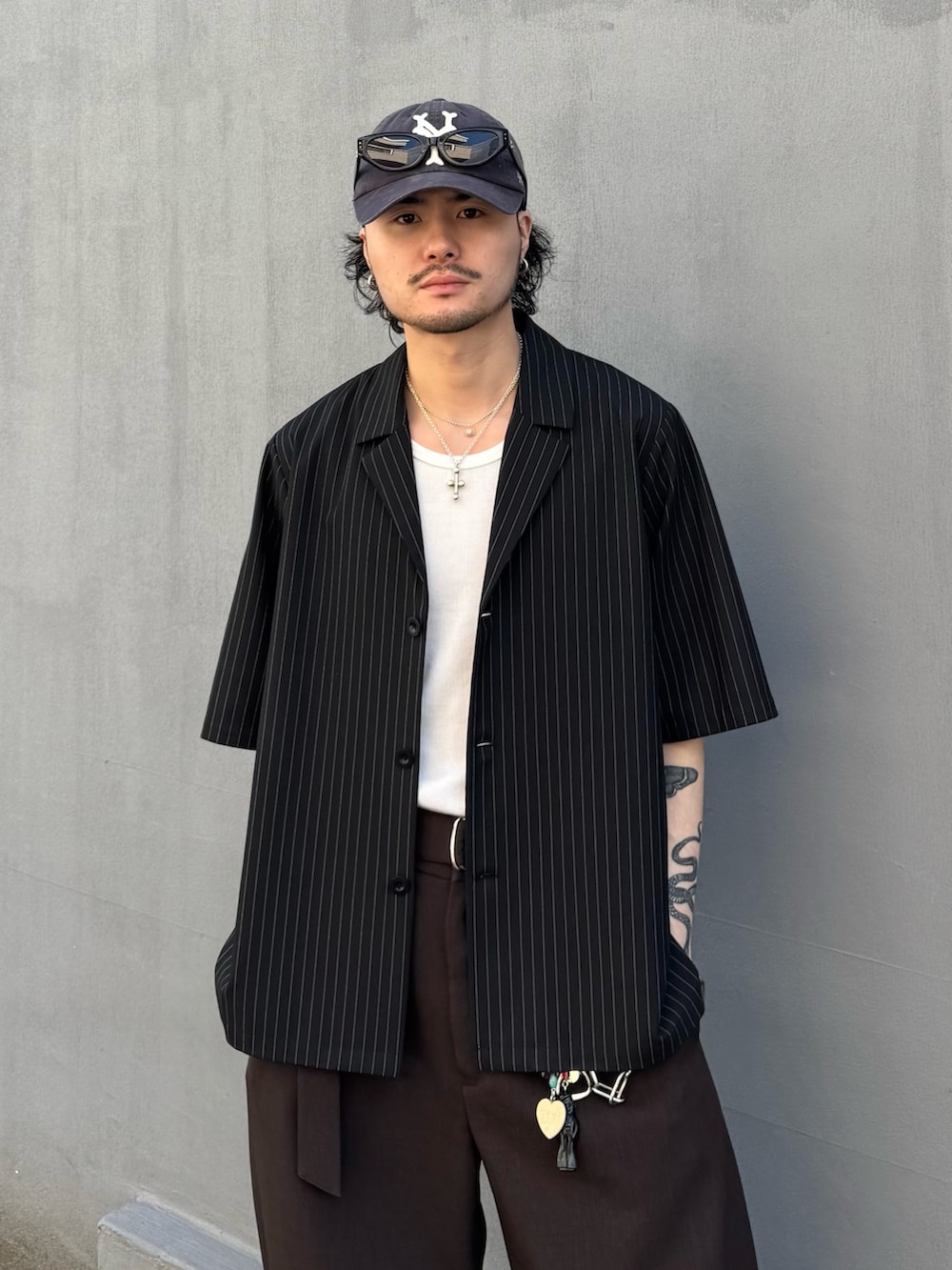 ブラック系のシャツ/ブラウス、グレー系のスラックスを着用したメンズの春コーディネートの4枚目の写真