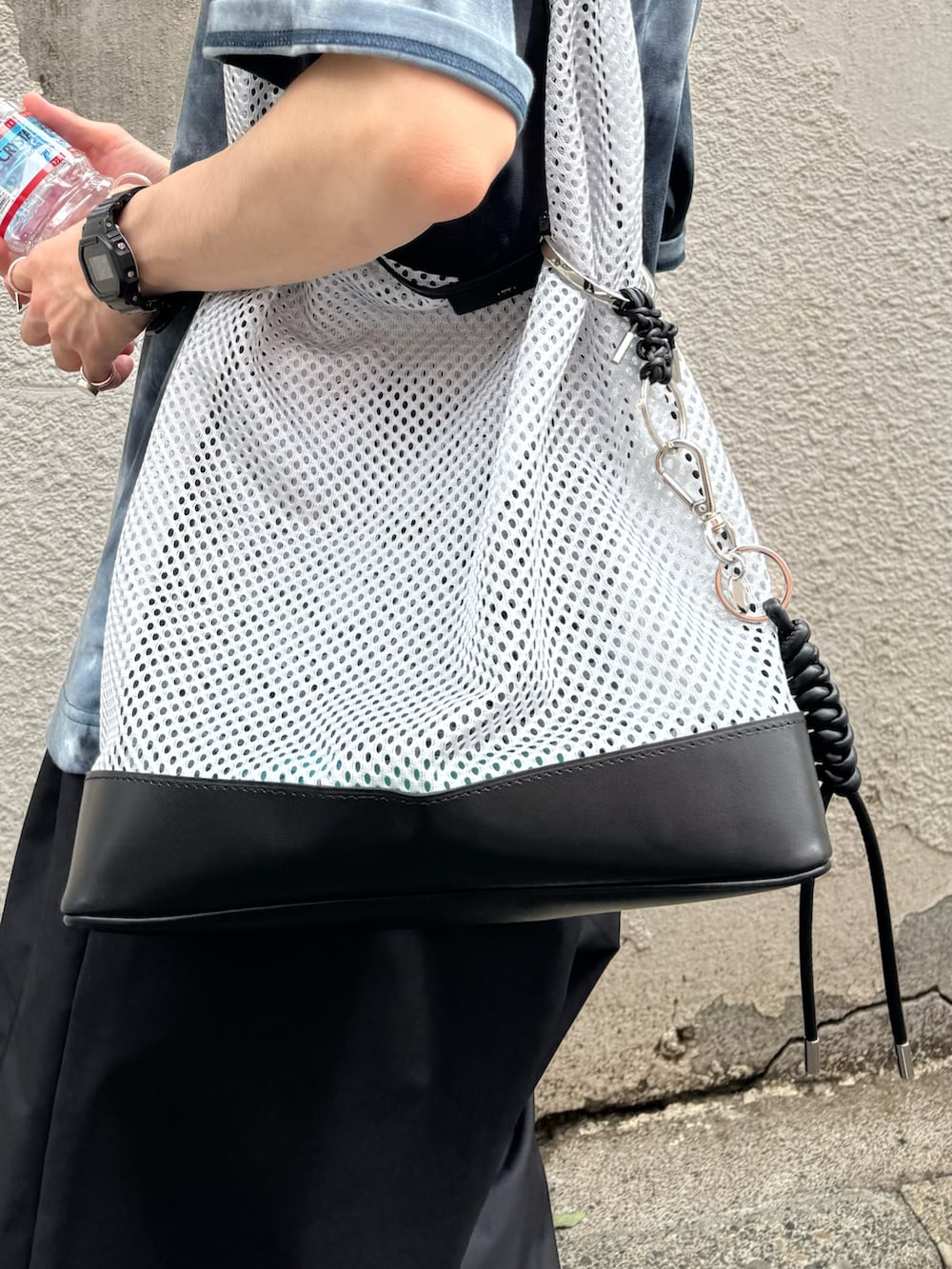 ブルー系のTシャツ/カットソー、ブラック系のその他パンツ、シルバー系のショルダーバッグを着用したメンズの夏コーディネートの3枚目の写真