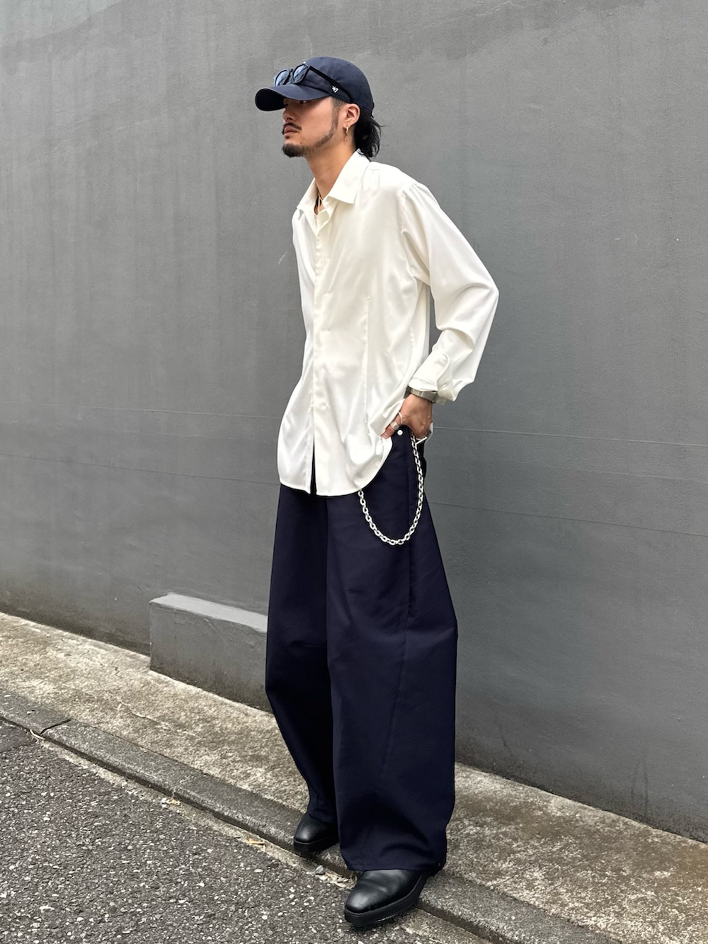 ホワイト系のシャツ/ブラウス、ブルー系のスラックス、シルバー系のウォレットチェーンを着用したメンズの夏コーディネートの3枚目の写真