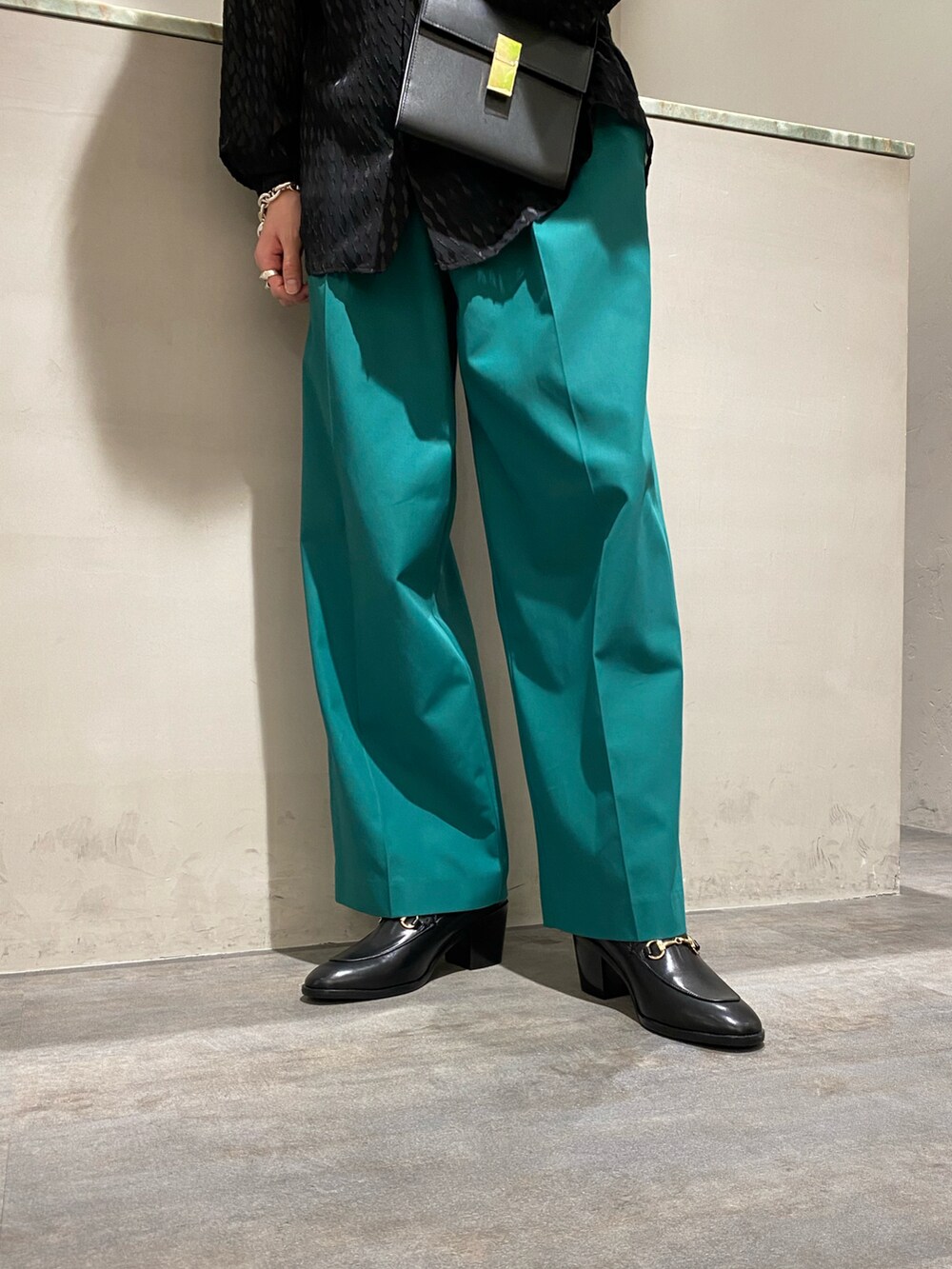 ブラック系のシャツ/ブラウス、ブラック系のショルダーバッグ、グリーン系のスラックスを着用したメンズの春コーディネートの4枚目の写真