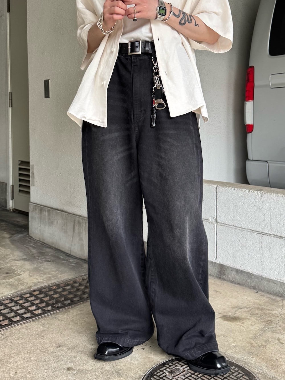 ホワイト系のタンクトップ、ホワイト系のシャツ/ブラウス、ブラック系のデニムパンツを着用したメンズの夏コーディネートの4枚目の写真