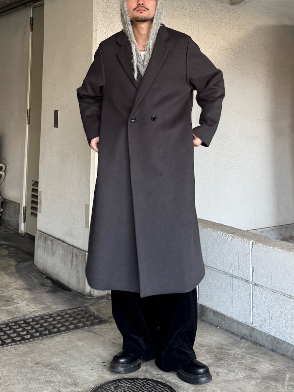 ブラック系のその他パンツ、ブラック系のブーツ、グレー系のニット/セーターを着用したメンズの秋コーディネートの4枚目の写真