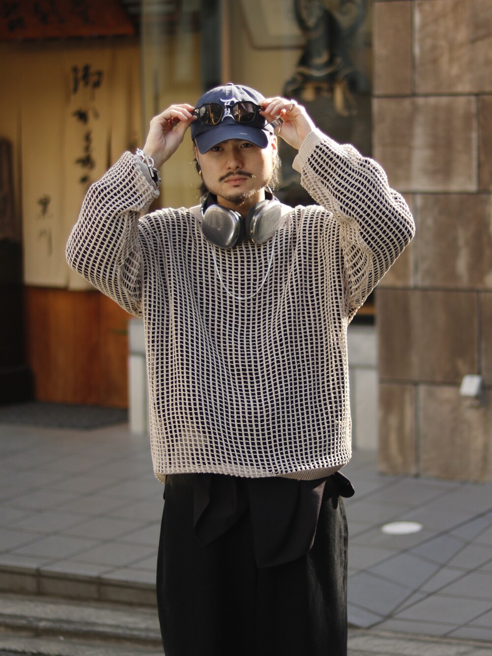 ベージュ系のニット/セーター、ブラック系のデニムパンツ、ブラック系のシャツ/ブラウスを着用したメンズの冬コーディネートの2枚目の写真