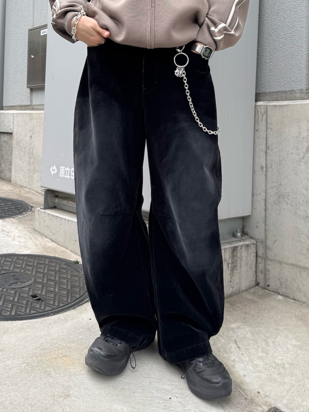 ブラウン系のブルゾン、ブラック系のデニムパンツ、シルバー系のウォレットチェーンを着用したメンズの春コーディネートの8枚目の写真