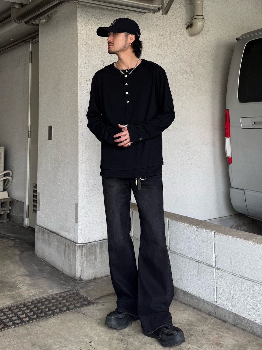 ブラック系のデニムパンツ、ブラック系のTシャツ/カットソーを着用したメンズの春コーディネートの2枚目の写真