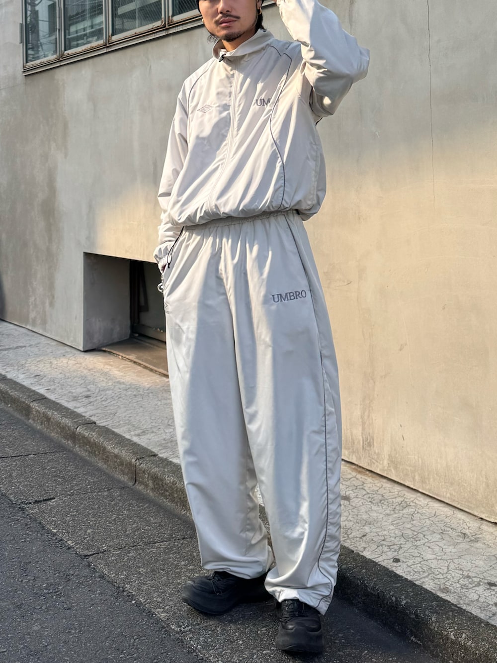 グレー系のブルゾン、グレー系のその他パンツを着用したメンズの冬コーディネートの2枚目の写真