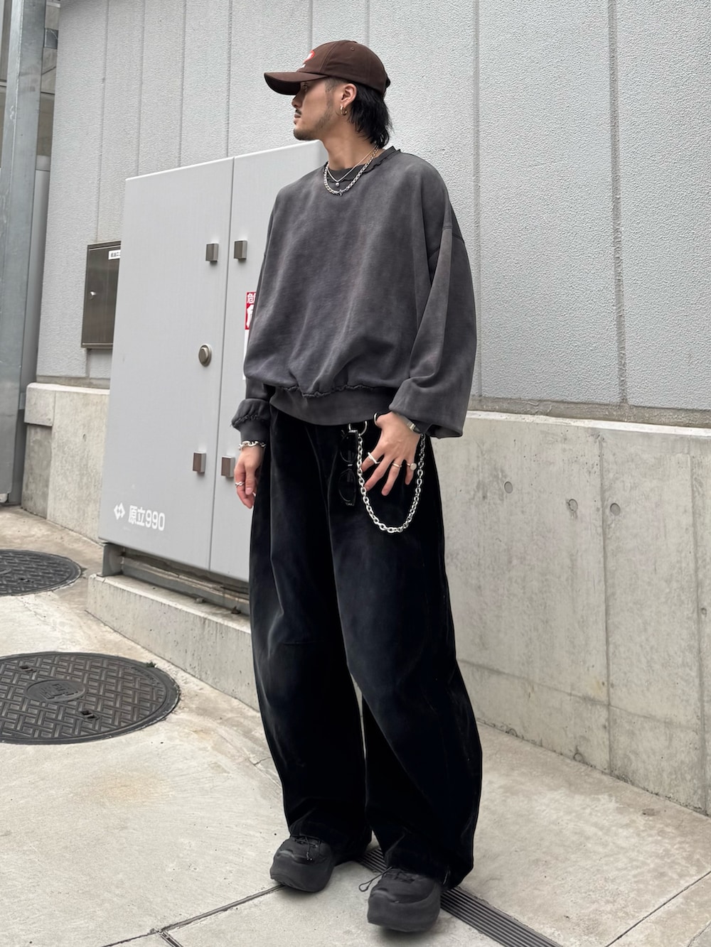 ブラック系のスウェット、ブラック系のデニムパンツ、シルバー系のウォレットチェーンを着用したメンズの春コーディネートの2枚目の写真