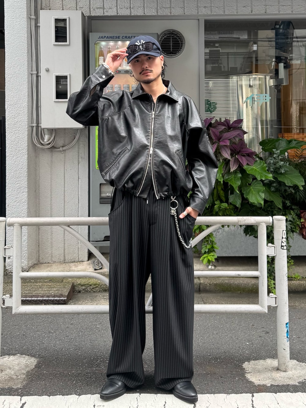 ブラック系のブルゾン、ブラック系のスラックス、シルバー系のウォレットチェーンを着用したメンズの秋コーディネートの2枚目の写真