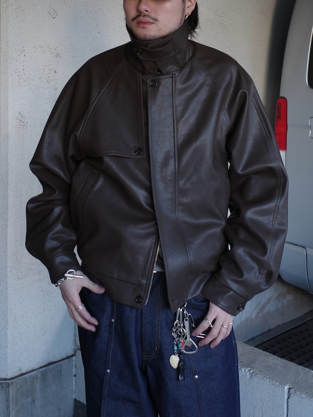 ブラウン系のブルゾン、ブルー系のデニムパンツを着用したメンズの冬コーディネートの7枚目の写真