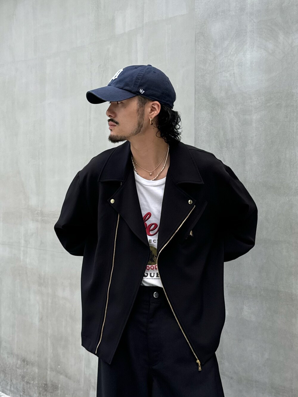 ブラック系のシャツ/ブラウス、ブラック系のパンツを着用したメンズの秋コーディネートの4枚目の写真