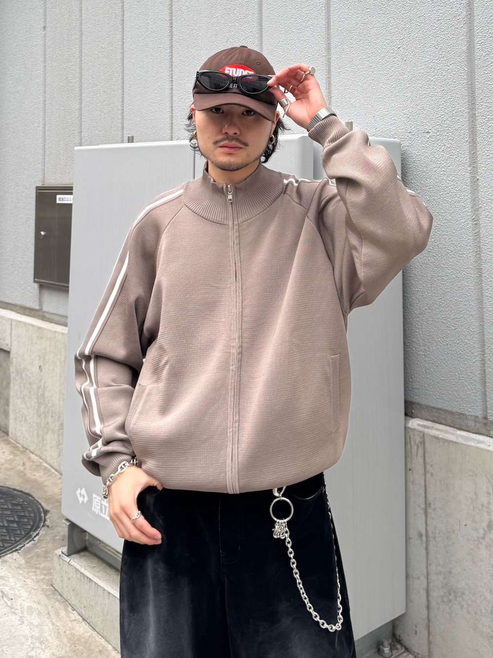 ブラウン系のブルゾン、ブラック系のデニムパンツ、シルバー系のウォレットチェーンを着用したメンズの春コーディネートの6枚目の写真