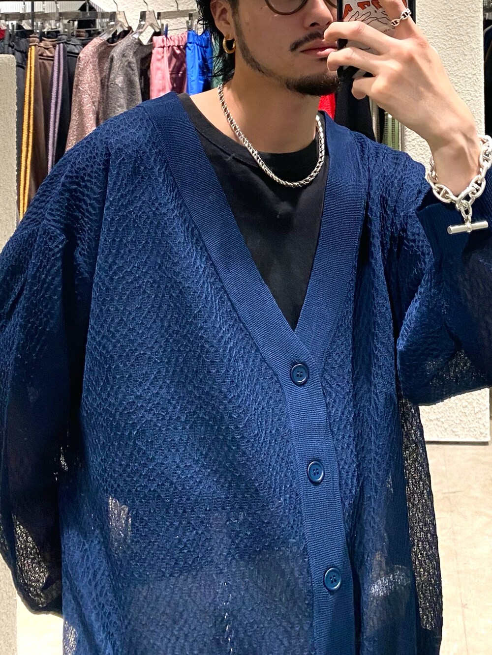 ブルー系のカーディガン/ボレロを着用したメンズの春コーディネートの2枚目の写真