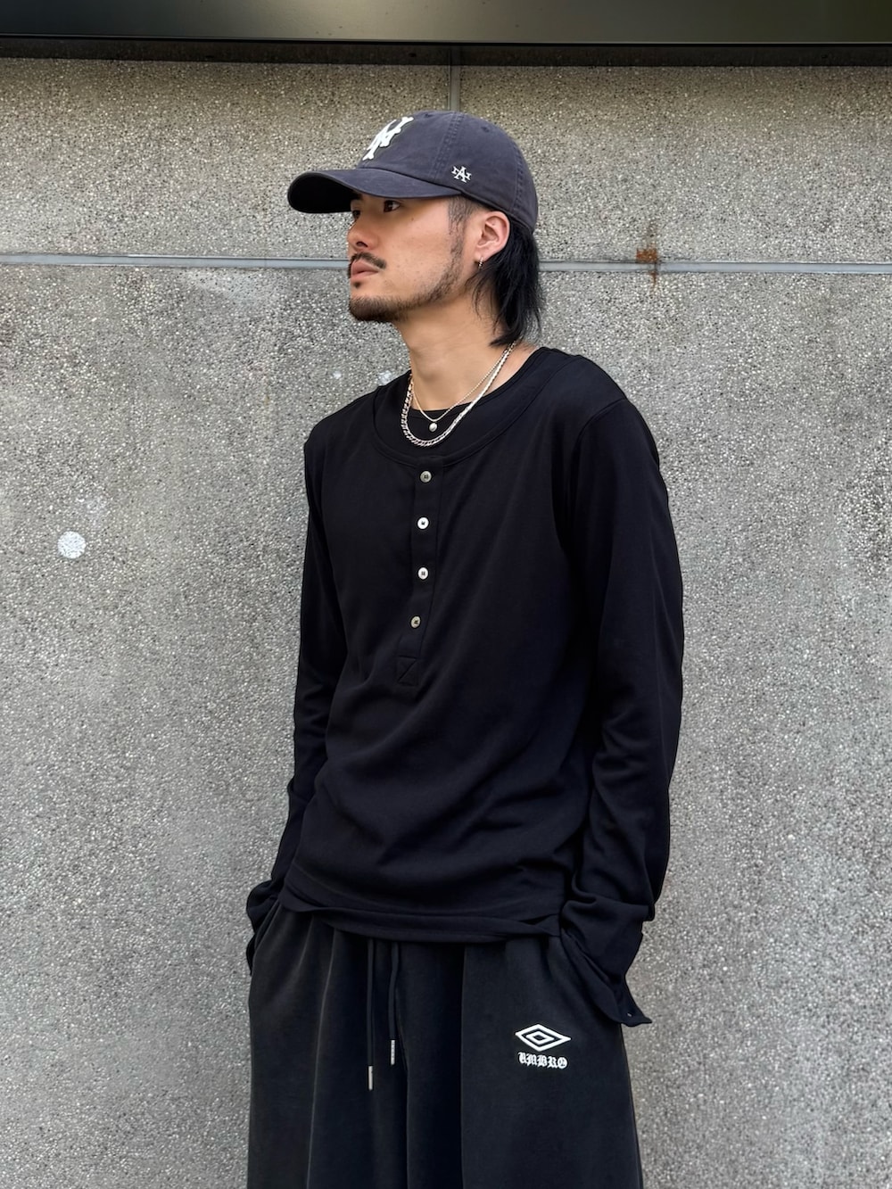 ブラック系のTシャツ/カットソー、ブラック系のスウェットパンツを着用したメンズの秋コーディネートの5枚目の写真