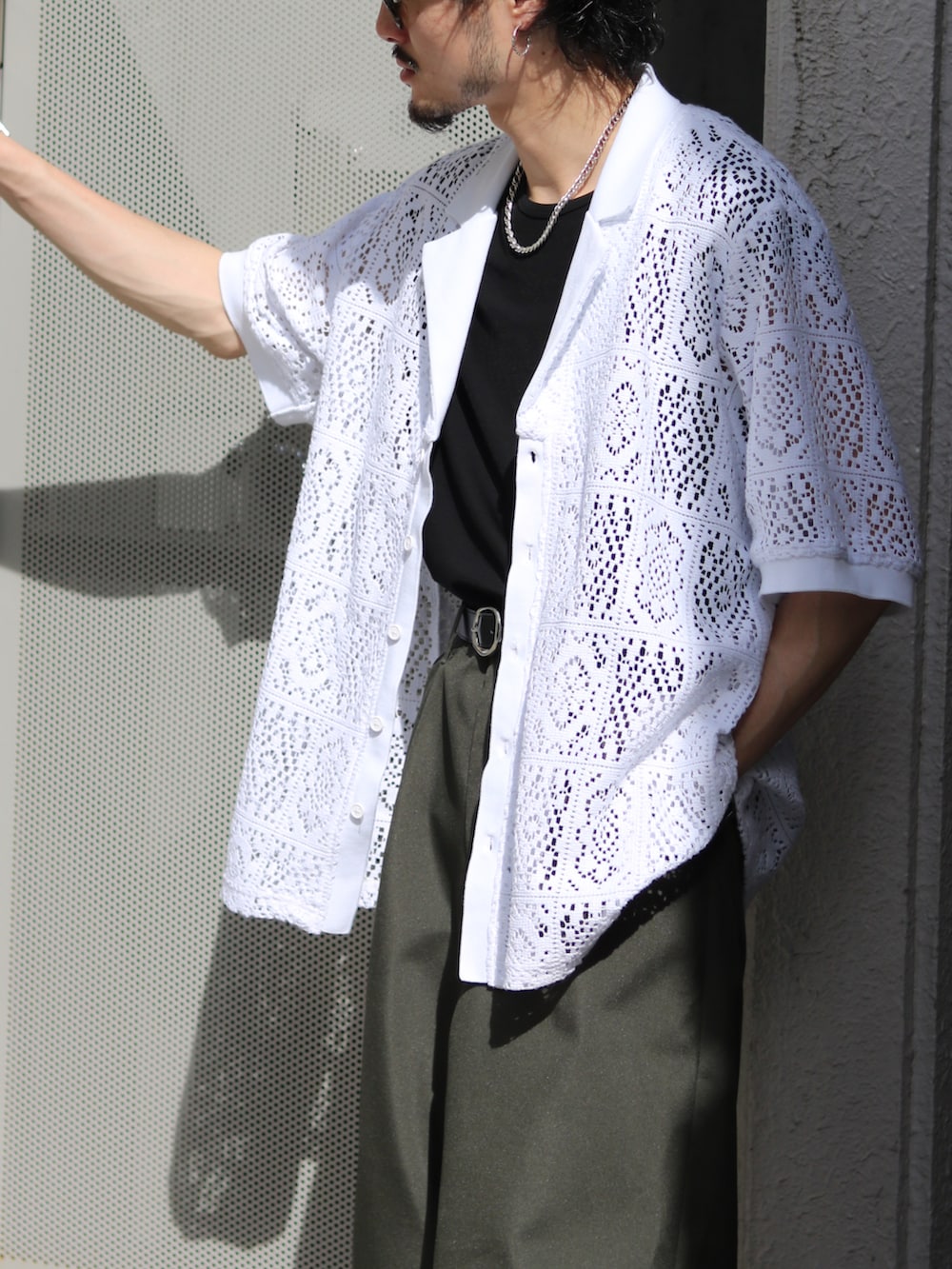 ホワイト系のシャツ/ブラウス、ブラック系のTシャツ/カットソー、グリーン系のカーゴパンツを着用したメンズの夏コーディネートの3枚目の写真