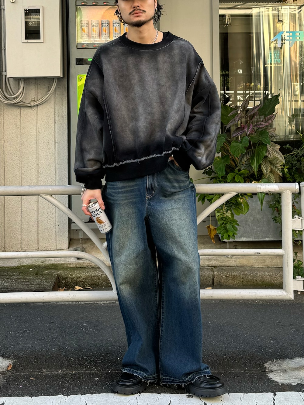 ブラック系のTシャツ/カットソー、ブルー系のデニムパンツ、ブラック系のブーツを着用したメンズの冬コーディネートの2枚目の写真