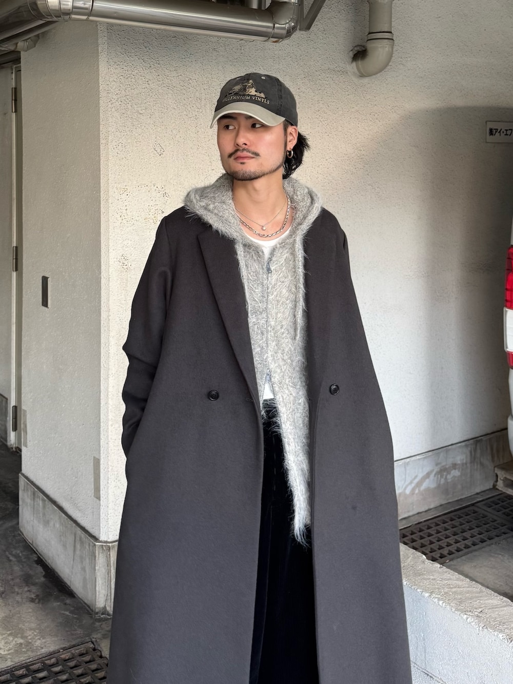 ブラック系のその他パンツ、ブラック系のブーツ、グレー系のニット/セーターを着用したメンズの秋コーディネートの8枚目の写真