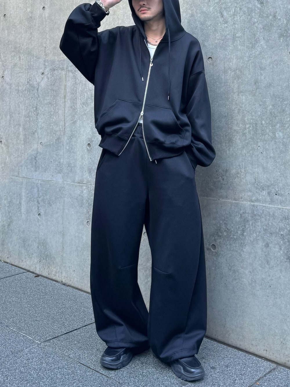 ブラック系のパーカー、ブラック系のローファー、ブラック系のその他パンツを着用したメンズの冬コーディネートの5枚目の写真