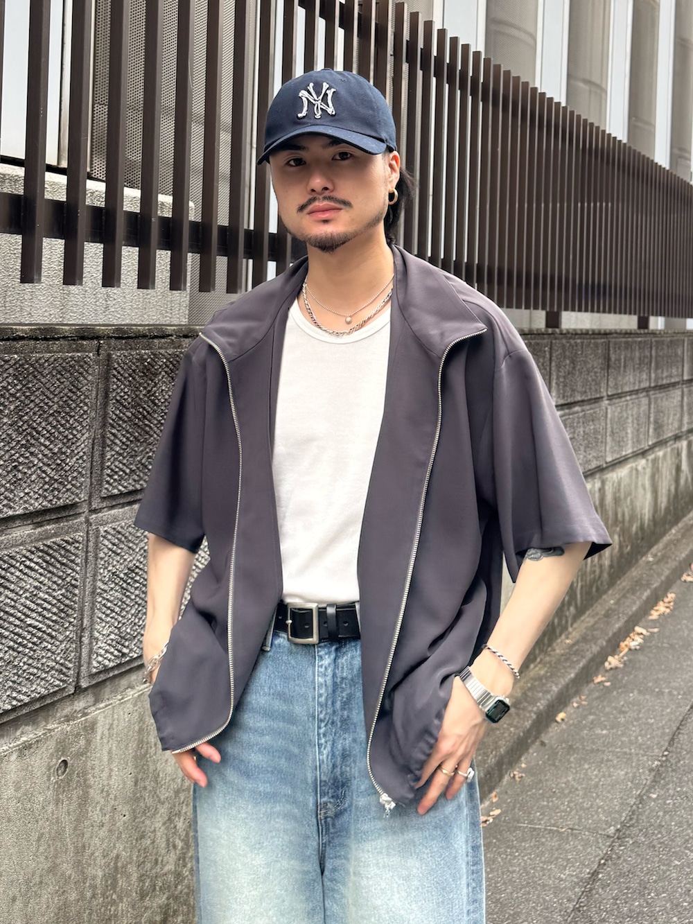 ブルー系のデニムパンツ、ホワイト系のタンクトップ、グレー系のシャツ/ブラウスを着用したメンズの春コーディネートの4枚目の写真