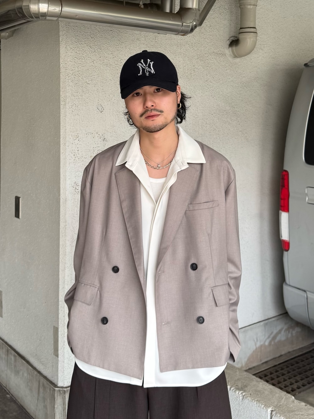 グレー系のスラックス、ホワイト系のシャツ/ブラウス、グレー系のテーラードジャケットを着用したメンズの春コーディネートの4枚目の写真