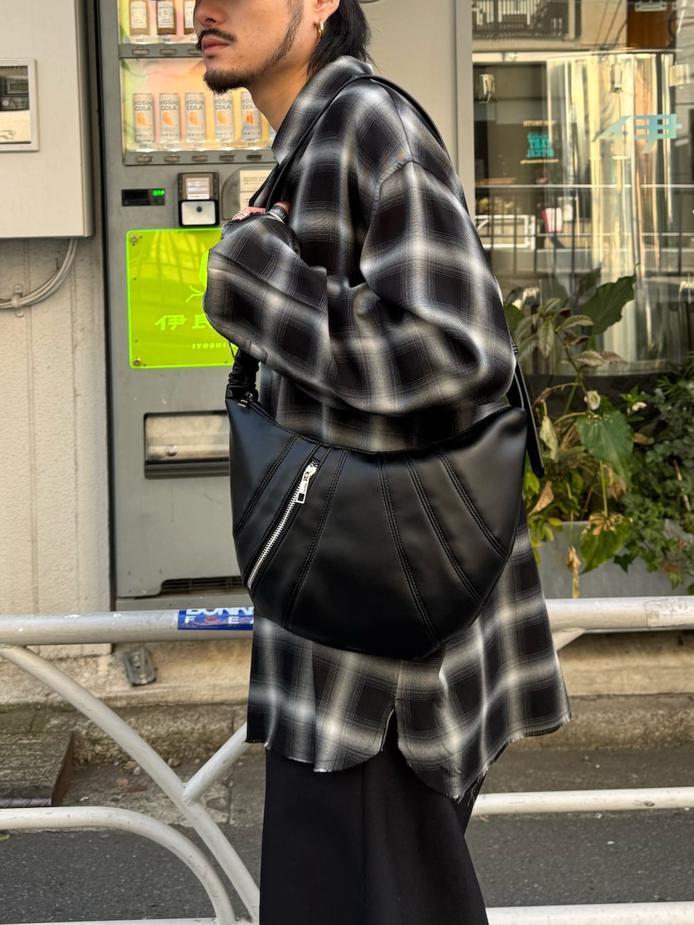 ブラック系のシャツ/ブラウス、ブラック系のショルダーバッグ、ホワイト系のタンクトップを着用したメンズの春コーディネートの3枚目の写真