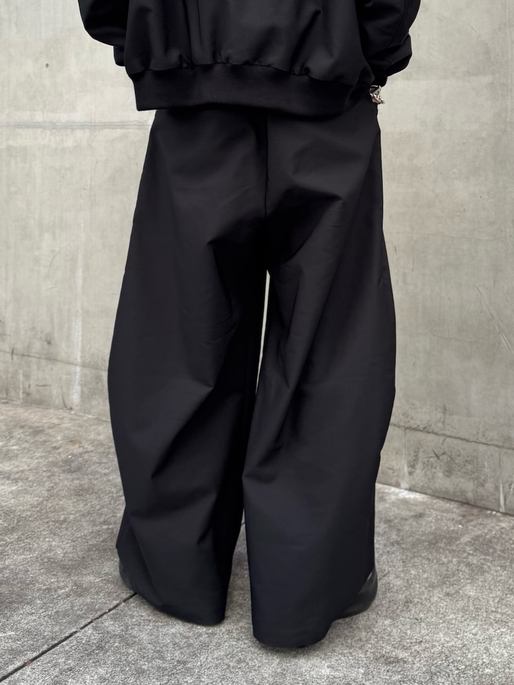 ブラック系のその他パンツ、ブラック系のブルゾン、ブラック系のキーホルダーを着用したメンズの冬コーディネートの9枚目の写真