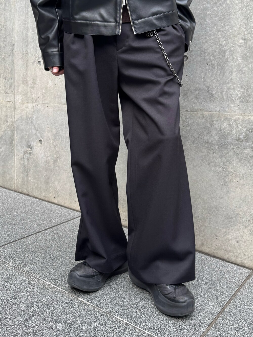 ブラック系のブルゾン、ブラック系のスラックス、ブラック系のウォレットチェーンを着用したメンズの春コーディネートの5枚目の写真