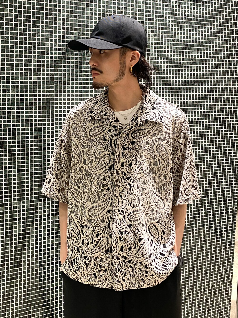 ホワイト系のシャツ/ブラウス、ブラック系のスラックス、ブラック系のドレスシューズを着用したメンズの春コーディネートの3枚目の写真