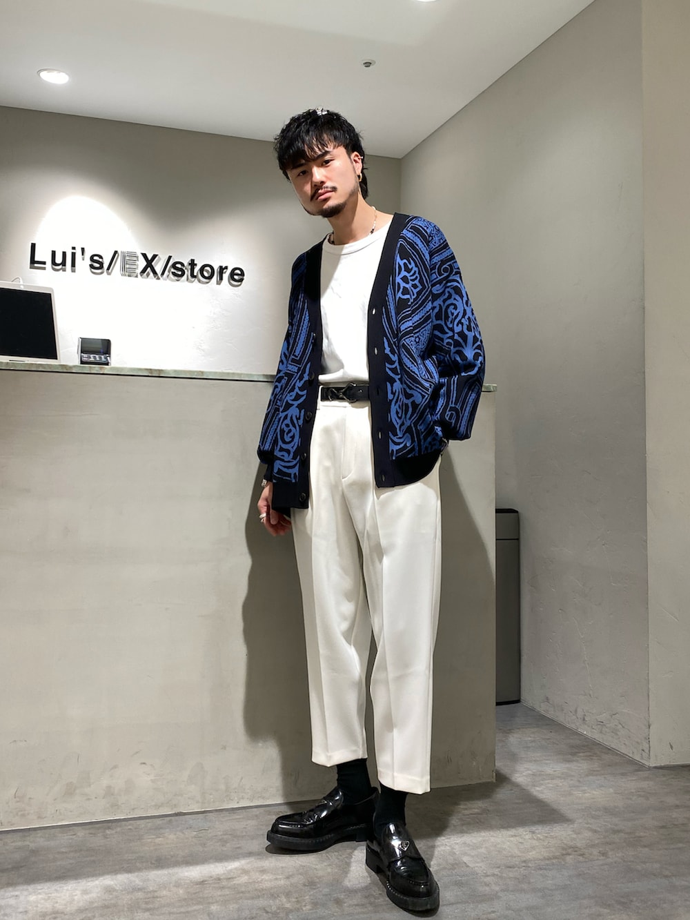 ブラック系のカーディガン/ボレロ、ホワイト系のスラックスを着用したメンズの春コーディネートの2枚目の写真
