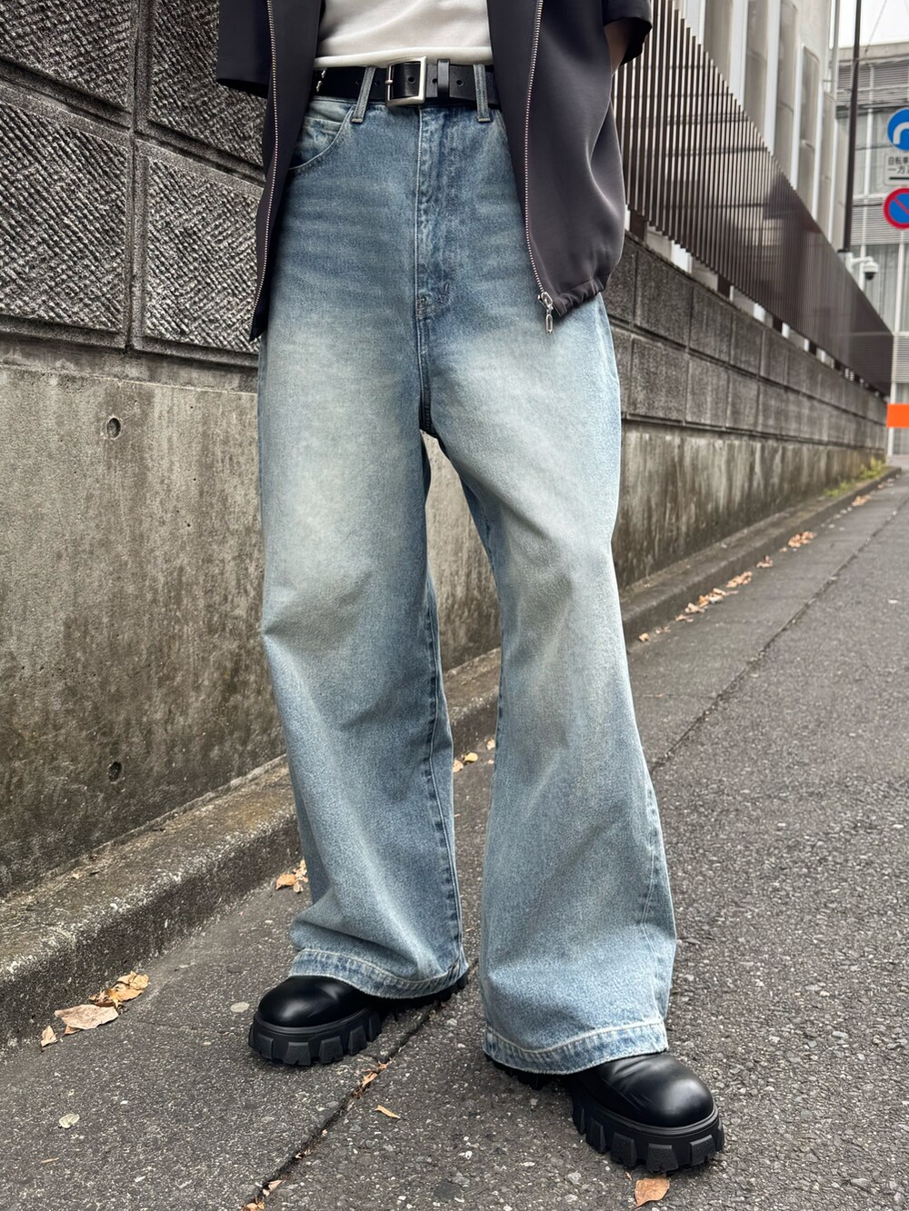 ブルー系のデニムパンツ、ホワイト系のタンクトップ、グレー系のシャツ/ブラウスを着用したメンズの春コーディネートの5枚目の写真