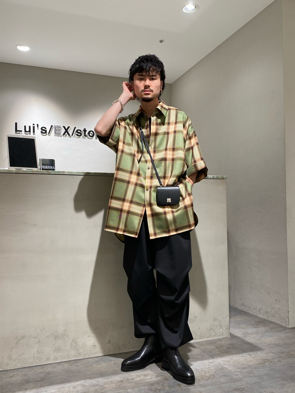 グリーン系のシャツ/ブラウス、ブラック系のカーゴパンツ、ブラック系のブーツを着用したメンズの夏コーディネートの2枚目の写真