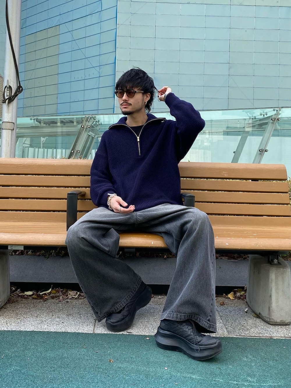 ブルー系のニット/セーター、ブラック系のデニムパンツを着用したメンズの冬コーディネートの2枚目の写真