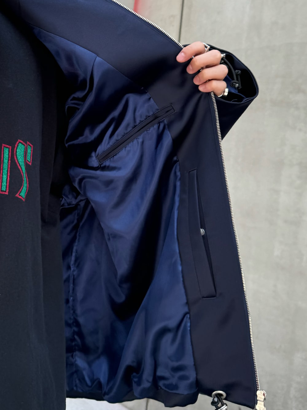 ブルー系のブルゾンを着用したメンズの夏コーディネートの4枚目の写真