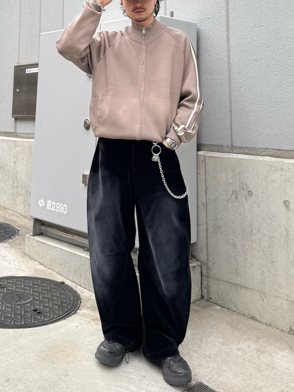 ブラウン系のブルゾン、ブラック系のデニムパンツ、シルバー系のウォレットチェーンを着用したメンズの春コーディネートの4枚目の写真