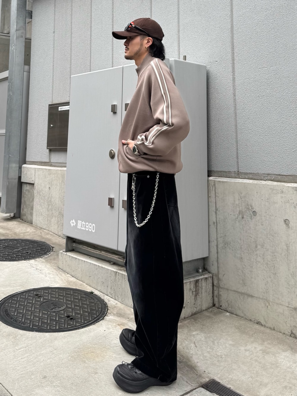 ブラウン系のブルゾン、ブラック系のデニムパンツ、シルバー系のウォレットチェーンを着用したメンズの春コーディネートの3枚目の写真