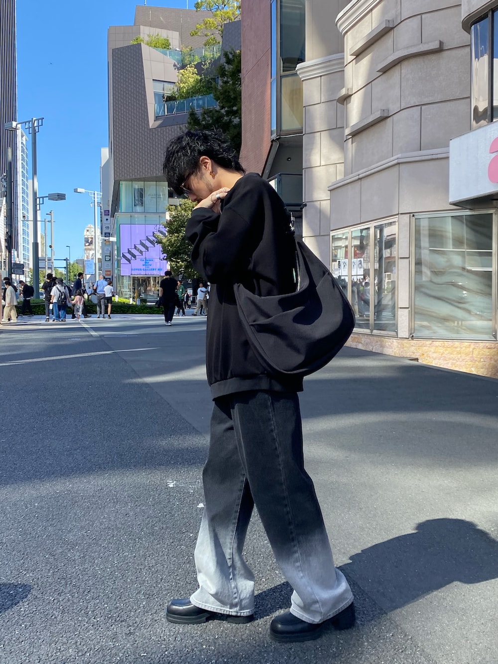 ブラック系のTシャツ/カットソー、ブラック系のデニムパンツ、ブラック系のショルダーバッグを着用したメンズの秋コーディネートの3枚目の写真