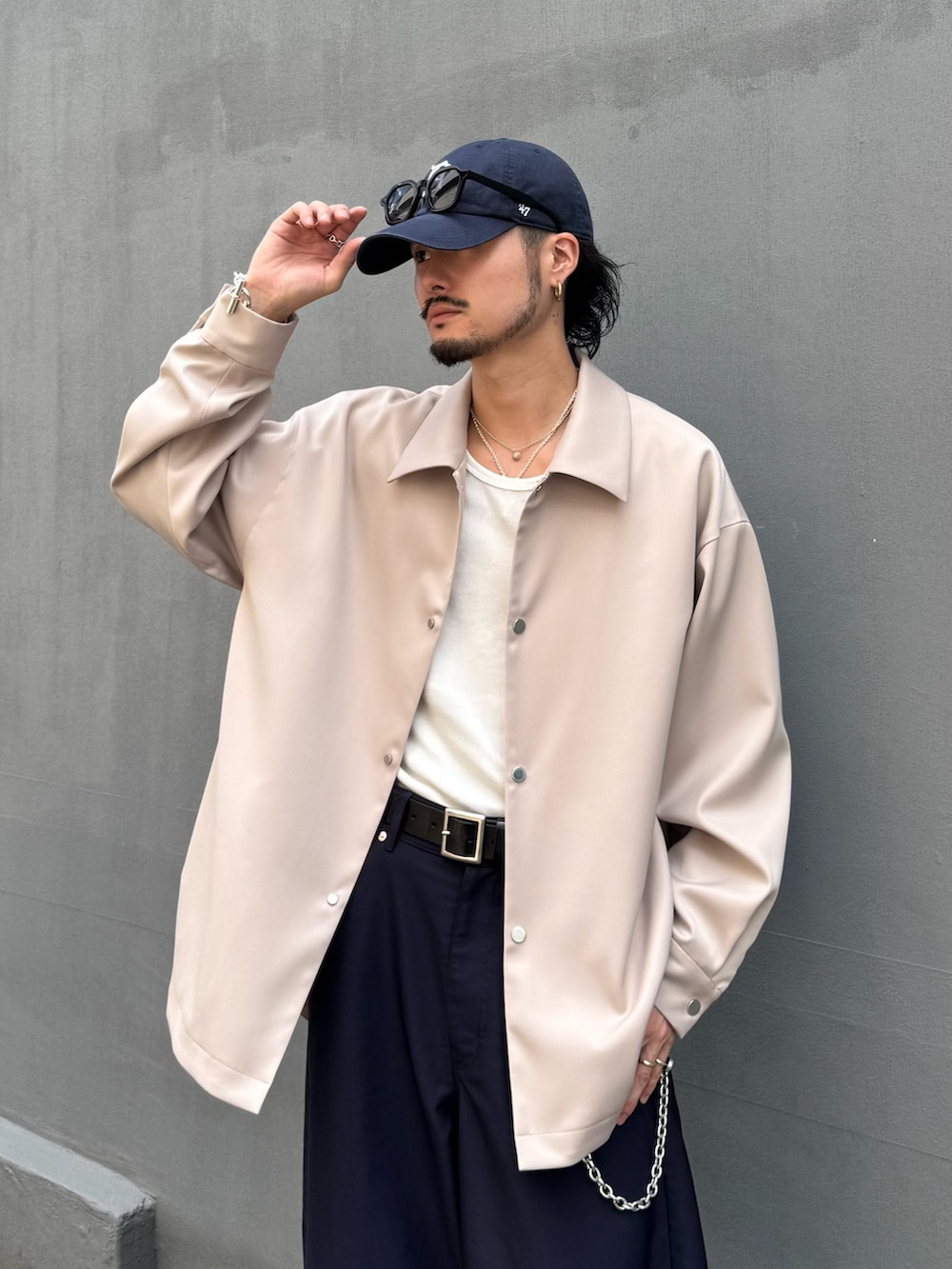 ベージュ系のシャツ/ブラウス、ブルー系のスラックス、シルバー系のウォレットチェーンを着用したメンズの秋コーディネートの5枚目の写真
