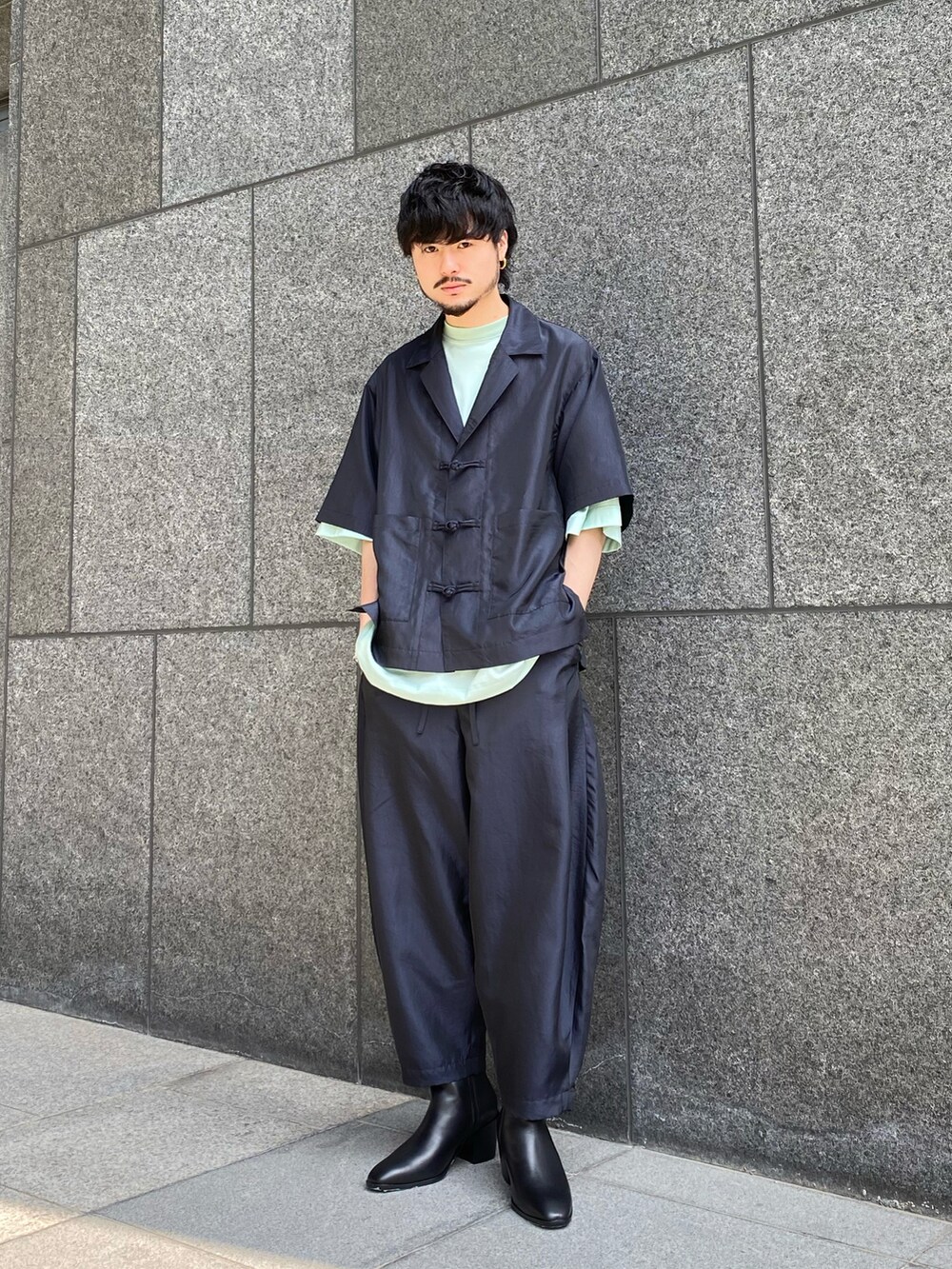 ブルー系のシャツ/ブラウス、ブルー系のその他パンツ、ブラック系のドレスシューズを着用したメンズの春コーディネートの2枚目の写真